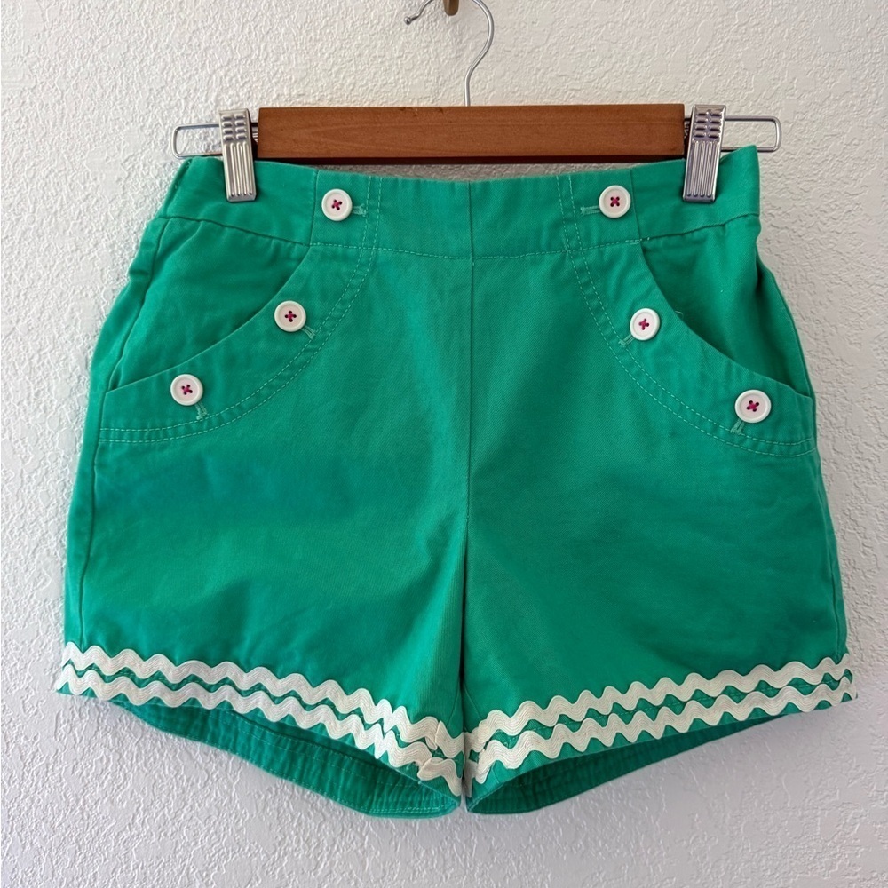 Mini Boden girls pull on shorts in green button front details Size 12y